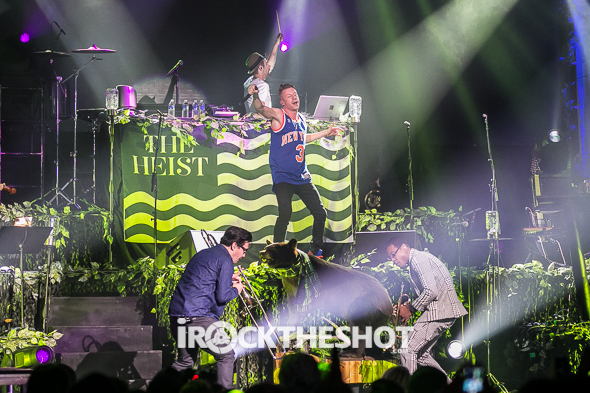 macklemore-and-ryan-lewis-at-the-theater-at-madison-square-garden-23